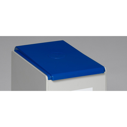 Blauer Deckel für eine Abfalltonne, sichtbar auf einer grauen Fläche in Nahaufnahme.