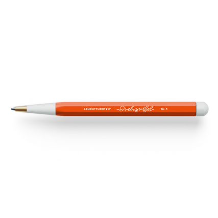 Kugelschreiber mit sechseckigem orangefarbenem Körper und schmaler Spitze in Weiß.