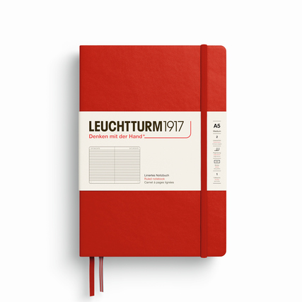 Rotes Hardcover-Notizbuch mit linierten Seiten und einem Label in A5-Größe.