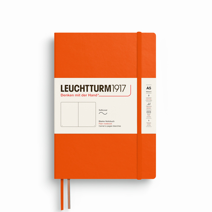 Orangefarbenes Notizbuch mit Softcover und Gummiband auf weißem Hintergrund.
