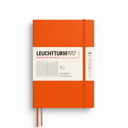 Oranges Softcover-Notizbuch im A5-Format mit linierter Seitenaufteilung.
