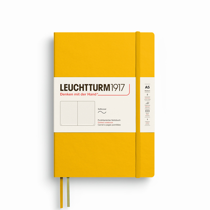 Gelbes Softcover-Notizbuch im A5-Format mit punktkariertem Inhalt und Gummibandverschluss.