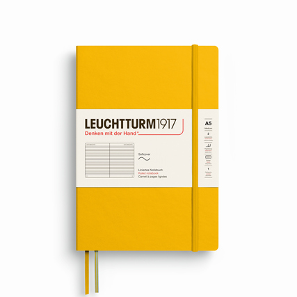 Gelbes, liniert Notizbuch im A5-Format mit Softcover und Gummibandverschluss.