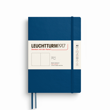 Dunkelblaues Softcover-Notizbuch mit Gummiband und Etikett in A5-Größe.