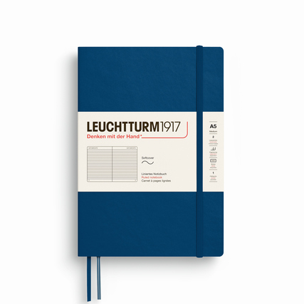 Blaues Softcover-Notizbuch im A5-Format mit linierter Seiten.