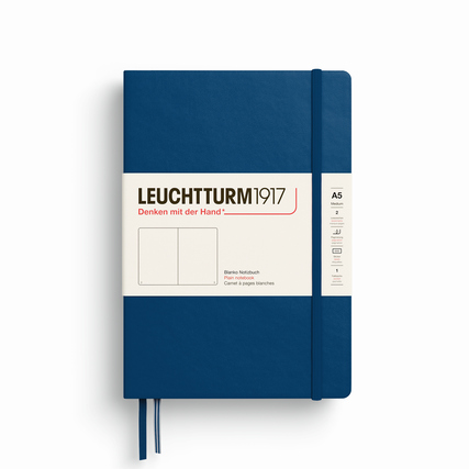 Blaues Hardcover-Notizbuch mit Gummiband und Rückenlabel im A5-Format.