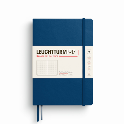 Hardcover-Notizbuch in indigo mit punktkariertem Papier und elastischem Verschluss.