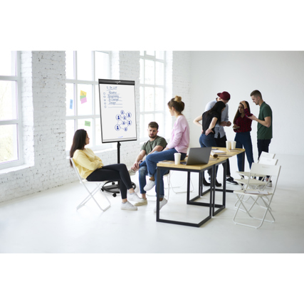 Mobiles Flipchart in einer Nutzungssituation mit Personen in einem modernen Seminarraum.