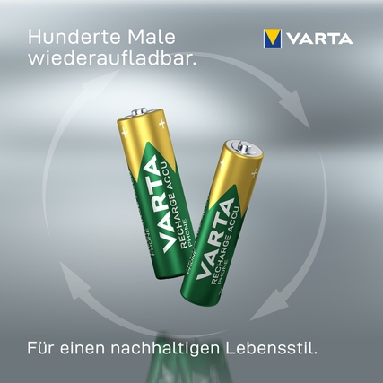 Zwei wiederaufladbare AAA-Batterien in einer grafischen Darstellung mit grau-blauem Hintergrund.