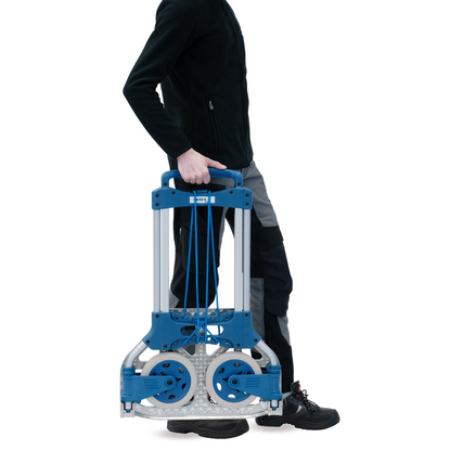 fetra Sackkarre in der Vertikalposition, von einer Person in der Hand gehalten.