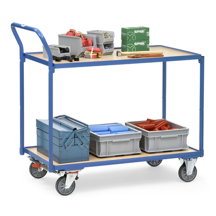 Transportwagen mit zwei Holzwerkstoffplatten, Schiebegriff und vier Rollen.