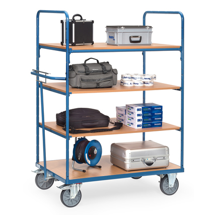 Etagenwagen mit vier variablen Einlegeböden und verschiedenen Taschen und Koffern als Dekoration.