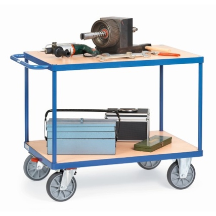 Etagenwagen aus Stahl mit zwei Holzwerkstoffplatten und vier Rollen, beladen mit Werkzeug.