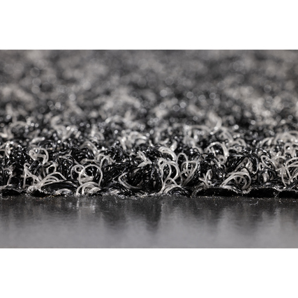 Schmutzfangmatte mit grobem Schlingenflor in Schwarz und Grau auf dunklem Untergrund.