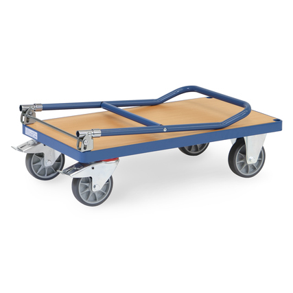 Transportwagen mit Holzwerkstoffplatte, 2 Lenk- und 2 Bockrollen, blauer Rahmen.