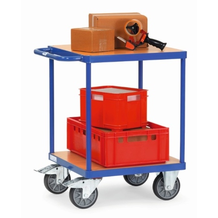 Transportwagen mit zwei Holzwerkstoffplatten und verschiedenen Transportbehältern auf einer Ebene.