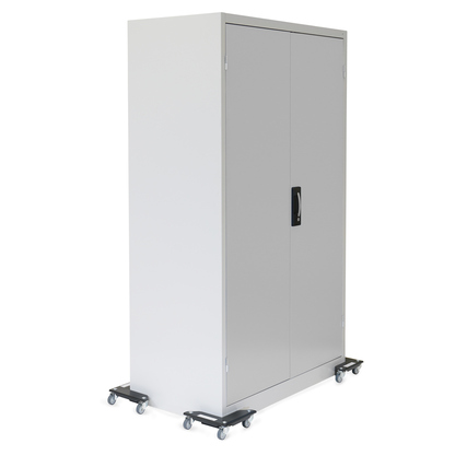 Fetra Fahrgestell unter einem Möbelstück mit zwei beweglichen Rollen zu sehen.