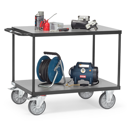 Schwerer Etagenwagen mit zwei grauen Plattformen, beladen mit Werkzeug und Zubehör.