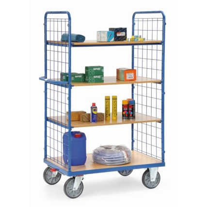 Etagenwagen mit drei hohen Regalen, Drahtgitterwänden und verschiedenen Produkten auf den Böden.