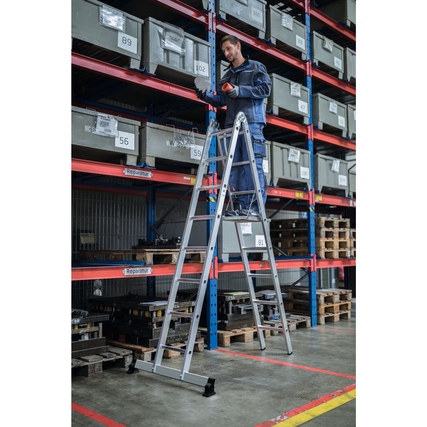 Multifunktionsleiter in einem Lager, genutzt als Steh- und Anlegeleiter zwischen Regalen.