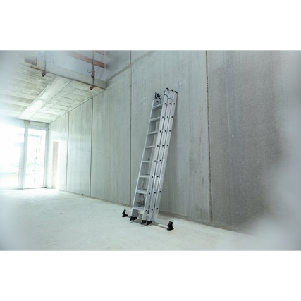 Multifunktionsleiter aus Aluminium, aufrecht an einer Wand in einem leerem Raum positioniert.