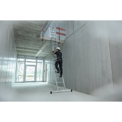 Multifunktionsleiter in Verwendung, als Stehleiter im Innenbereich bei Bauarbeiten eingesetzt.