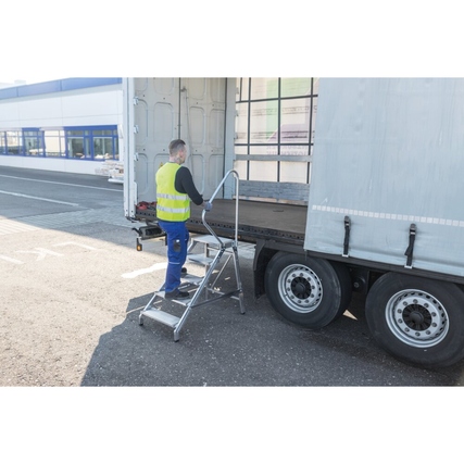 Podestleiter mit Handlauf, im Einsatz beim Be- und Entladen eines Lkw.