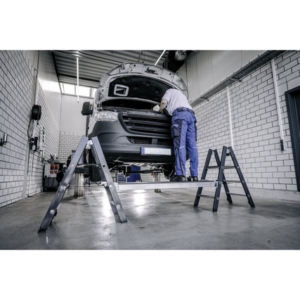 Einhängeplattform für Klapptritt, genutzt bei Fahrzeugwartung mit sicherem Stand.