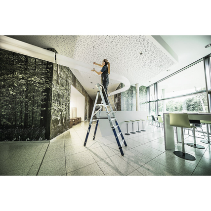 Plattformleiter mit Person, die an einer Decke arbeitet, in modernem Innenraum abgebildet.