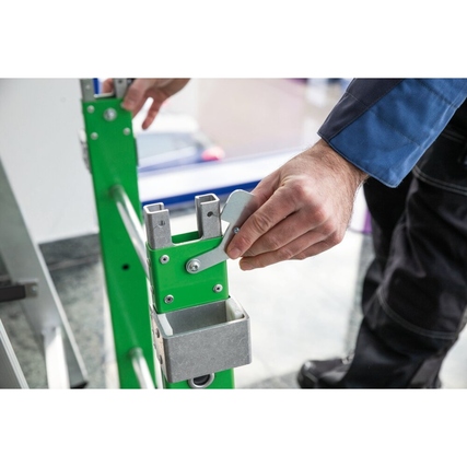 Detailansicht einer MUNK Podestleiter mit einem Handgriff in der Montageposition.