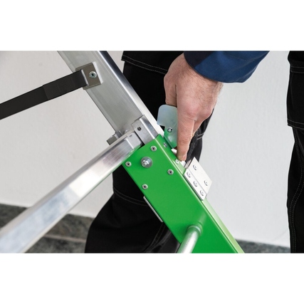 Detailaufnahme einer Person, die die Verbindung einer MUNK Podestleiter justiert.