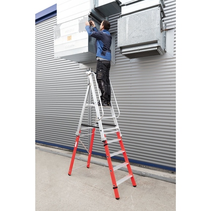 MUNK Podestleiter mit zwei Handläufen, Person arbeitet oben an einer Wand.