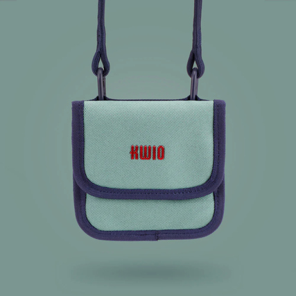 KWIO Brustbeutel SNAPP Meadow in mintgrüner Farbe mit rotem Logo und verstellbarem Band.