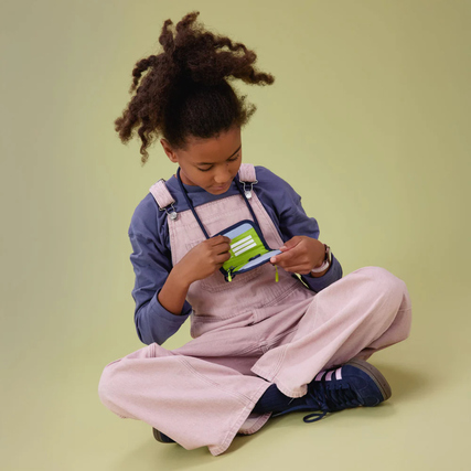 Brustbeutel SNAPP Breeze in Kinderhand, abgebildet auf einem farblich neutralen Hintergrund.