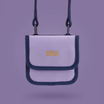 Brustbeutel in lila mit abnehmbarem Band und Sicherheitsverschluss, auf einfarbigem Hintergrund.