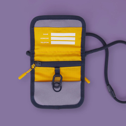 Brustbeutel mit Namensschild, Reißverschlussfach und Schlüsselring, gelb-graue Farbgestaltung.