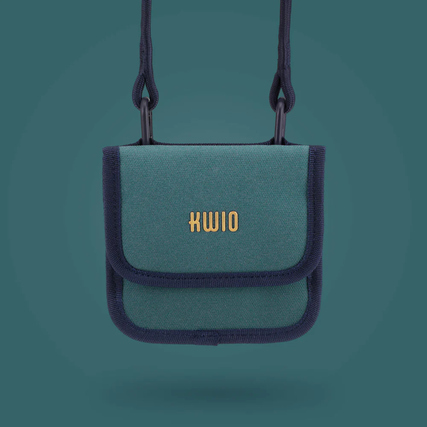 Brustbeutel in Grün mit Karabinern und Markenlogo auf der Vorderseite.