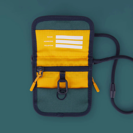 Multifunktionaler Brustbeutel mit Namensschild, Reißverschlussfach und Karabinerhaken.