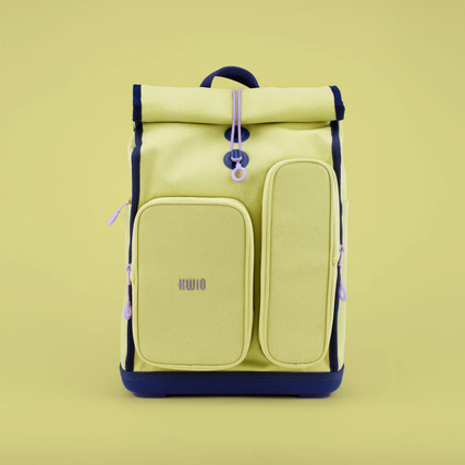 Schulrucksack in Lime mit zwei Taschen und rollbarem Verschluss auf gelbem Hintergrund.