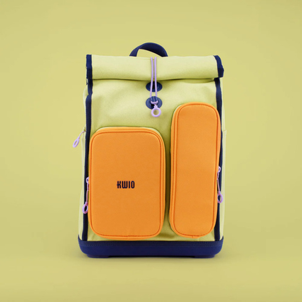 Schulrucksack in Lime mit orangenen Fronttaschen und schwarzem Logo auf gelbem Hintergrund.