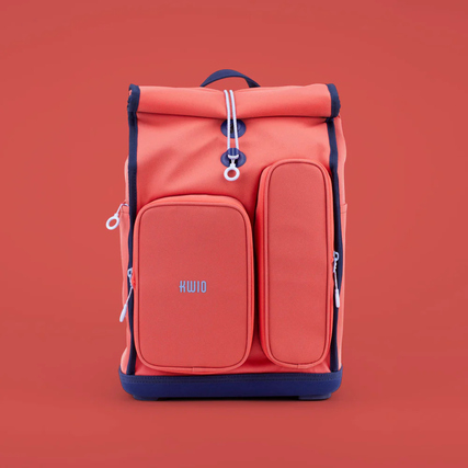 Rosa Schulrucksack mit zwei Seitentaschen und Rolltop-Verschluss auf rotem Hintergrund.