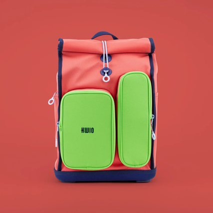 Schulrucksack in leuchtenden Farben mit zwei Fronttaschen und Rolltop-Verschluss.