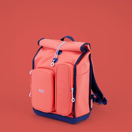 Schulrucksack in zwei Farben mit Rolltop-Verschluss und zwei Fronttaschen auf rotem Hintergrund.