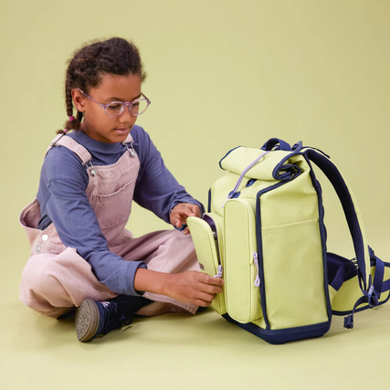 Schulrucksack in Limefarbe, gezeigt mit einem Kind, das eine Seitentasche öffnet.