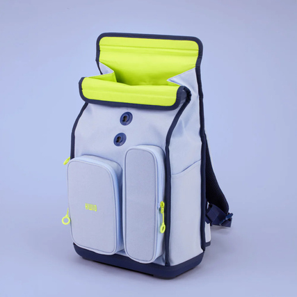 Schulrucksack in Grau mit gelben Akzenten und zwei Fronttaschen, geöffnet.