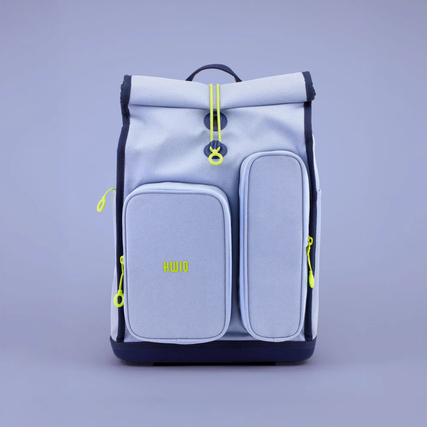 Schulrucksack in Grau mit gelben Akzenten und zwei vorderen Taschen, frontal abgebildet.