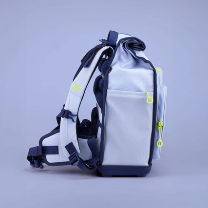 Schulrucksack in Grau mit blauen und gelben Akzenten, seitliche Ansicht mit Rolltop-Verschluss.