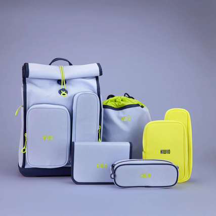 Schulrucksack mit dazugehörigen Taschen in Grau und Neonfarben auf neutralem Hintergrund.