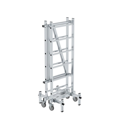 Klappbares Leitergerüst auf Rollen, zusammengeklappt und platzsparend.