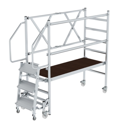 Rollgerüst aus Aluminium mit klappbarer Treppe und Sicherheitsgeländer in aufgebautem Zustand.